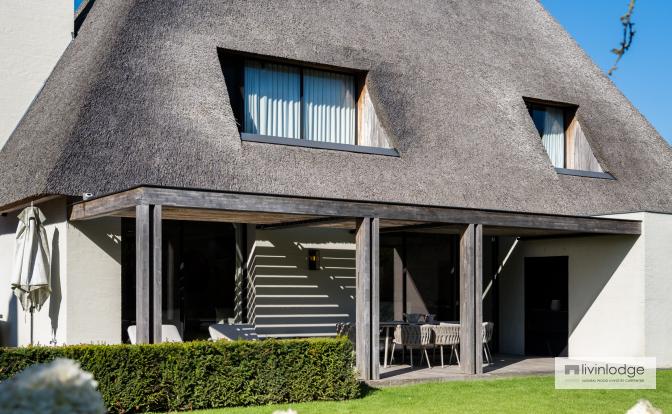 A harmonious combination of pre-weathered ash, a thatched roof and white walls