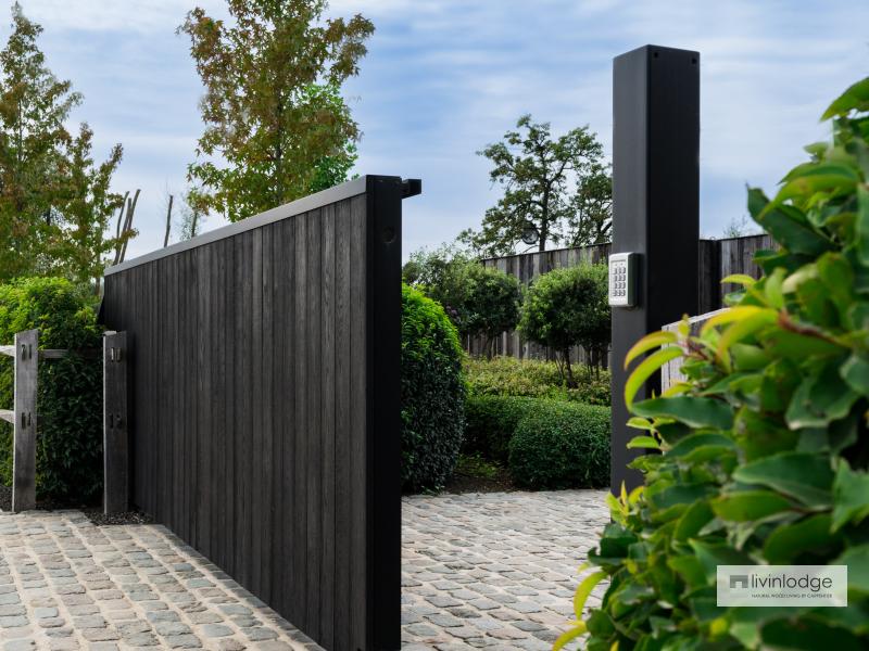 Automatic gate in black wood 