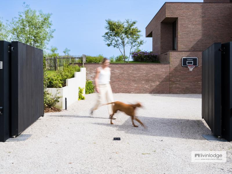 Automatic wooden gate, finished in black